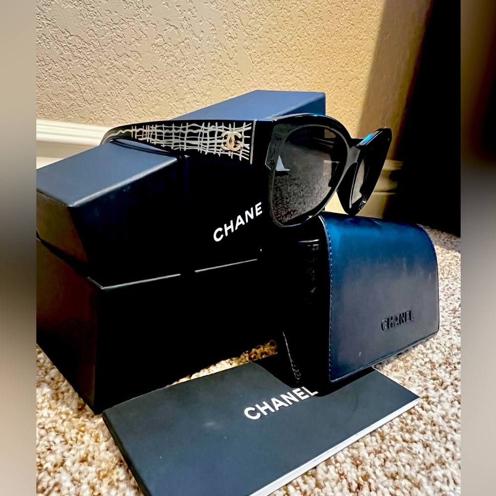 CHANEL Sunglasses in excellent condition! - Picture 3 of 9